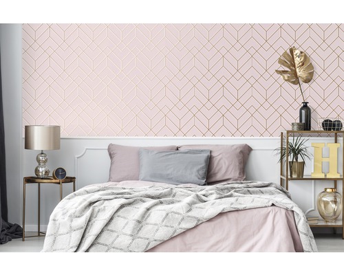 Chambre avec lit et papier peint géométrique rose et or