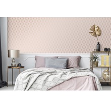 Schlafzimmer mit Bett, Nachttisch, Regal und Tapete mit Muster