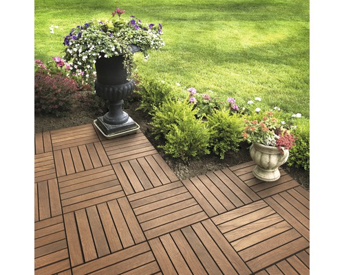 Dalles de terrasse en bois installées dans le jardin avec des plantes