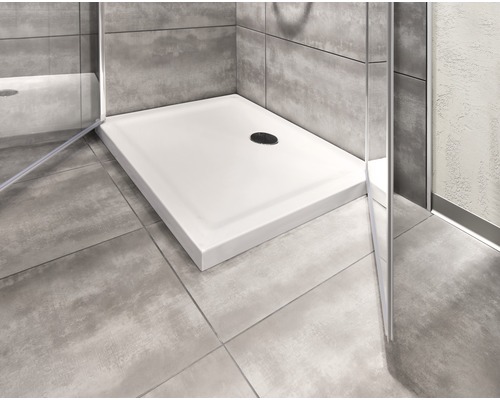 Duschwanne aus Acryl in einem modernen Badezimmer