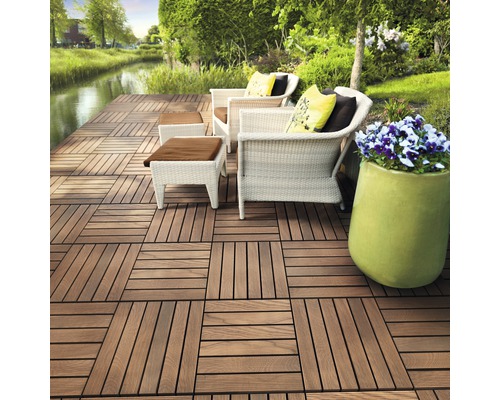 Aménagement de terrasse avec des dalles en bois, des meubles de jardin et un pot de fleurs