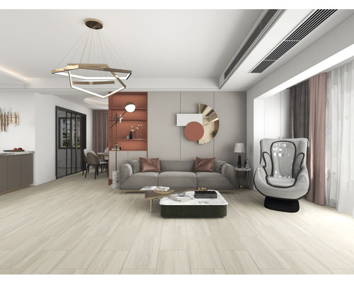 Helles Wohnzimmer mit Sofa, Sessel, Couchtisch und Pendelleuchte