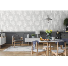 Séjour avec papier peint à motifs d''arbres, table à manger et chaises.