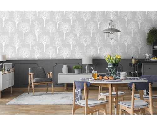 Séjour avec papier peint à motifs d''arbres, table à manger et chaises.