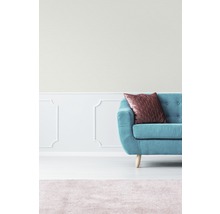 Vue partielle d''un salon avec canapé turquoise, coussin et tapis