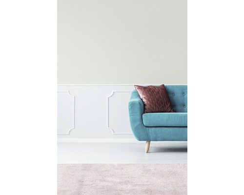 Vue partielle d''un salon avec canapé turquoise, coussin et tapis