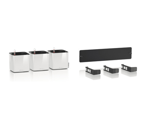 Trois pots de fleurs blancs avec système d''irrigation et accessoires de fixation murale.