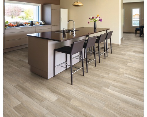 Helle Holzbodenfliesen in einer modernen Küche mit Kochinsel und Barhockern