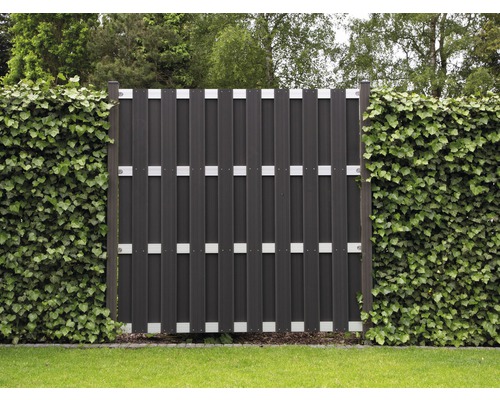 Gartenzaun aus Kunststoff mit silberfarbenen Akzenten und grüner Hecke