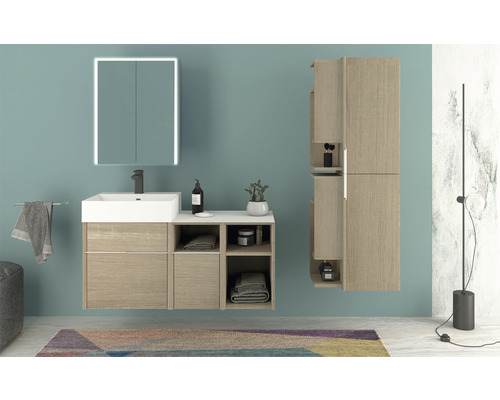 Modernes Badezimmer mit Waschtisch, Spiegelschrank mit Beleuchtung und Hochschrank