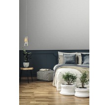 Chambre à coucher avec lit, table de chevet, lampe, plantes et papier peint