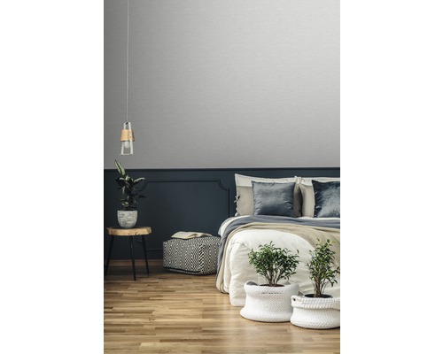 Chambre à coucher avec lit, table de chevet, lampe, plantes et papier peint