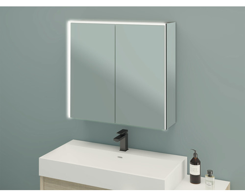 Spiegelschrank mit Beleuchtung über Waschbecken im Badezimmer