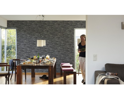 Salle à manger avec table, chaises, banc et papier peint imitation pierre