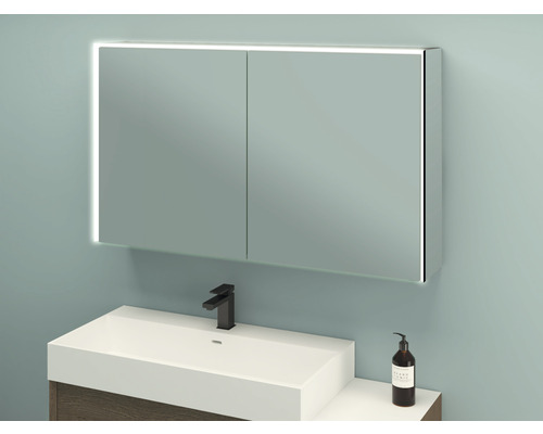 Armoire de toilette éclairée au-dessus d''un lavabo avec robinet et distributeur de savon