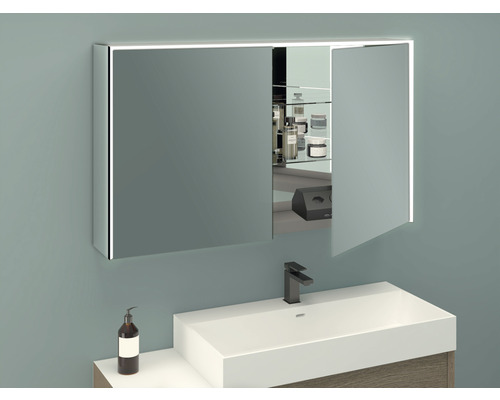 Armoire de toilette éclairée au-dessus d''un lavabo