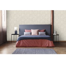 Schlafzimmer mit gemusterter Tapete, Bett und Nachttischen