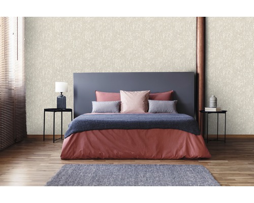 Schlafzimmer mit gemusterter Tapete, Bett und Nachttischen