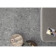 Carreaux de grès cérame gris dans un intérieur avec canapé, table et magazine