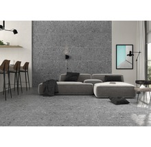 Salon avec carrelage terrazzo gris au sol et au mur