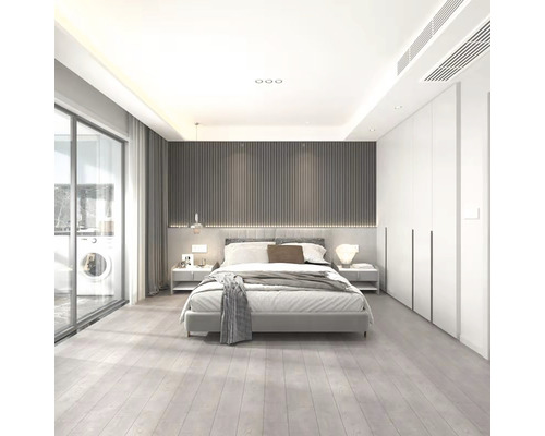 Helles Schlafzimmer mit Bett, Nachttischen, Schrank und Fenster