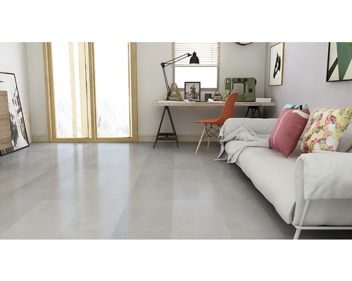 Heller Raum mit grauem Boden, Sofa, Schreibtisch und Fenster