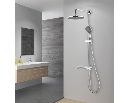 Badezimmer mit Duschsäule, Kopfbrause, Handbrause und Ablage