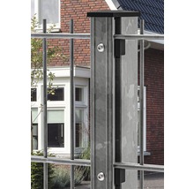 Detailansicht eines Zaunpfostens mit Halterung und Befestigungsschrauben