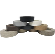 Mehrere Rollen verschiedener Umleimer gestapelt