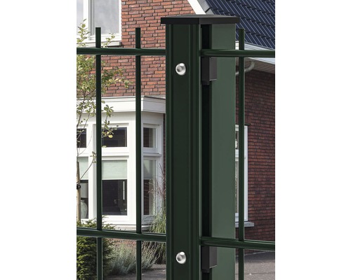 Vue détaillée d''un poteau de clôture avec clôture à double fil