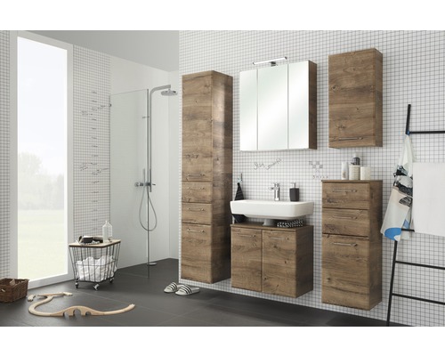 Badezimmer mit Waschtisch, Spiegelschrank und Hochschränken in Holzoptik