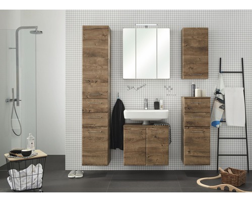 Badezimmer mit Waschtisch, Spiegelschrank und Hochschränken in Holzoptik