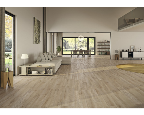 Heller Wohnraum mit Parkettboden, Sofa und Esstisch