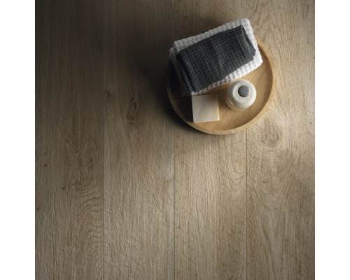 Badezimmerboden mit Holzmuster und Holztablett mit Handtüchern, Seife und Lotion