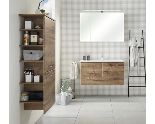 Modernes Badezimmer mit Holzunterschrank, Spiegelschrank und Regal