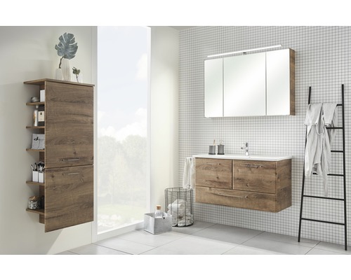 Badezimmer mit Waschtischunterschrank, Spiegelschrank und Hochschrank in Holzoptik