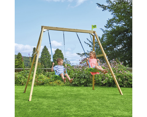 Des enfants se balancent sur une balançoire en bois dans le jardin.
