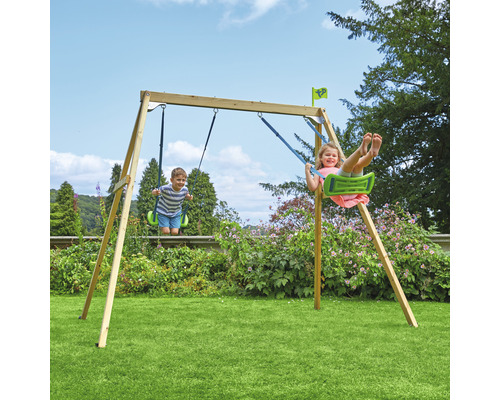 Balancoire en bois avec deux enfants dans le jardin