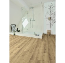 Salle de bain avec douche à l'italienne et plancher en bois