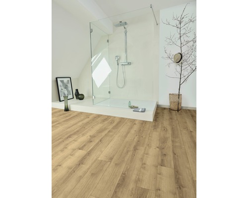 Salle de bain avec douche à l'italienne et plancher en bois