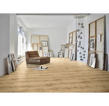 Pièce lumineuse avec sol stratifié, fauteuil et œuvres d'art.