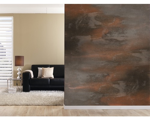 Wohnzimmer mit schwarzem Sofa, Lampe, Fensterjalousie und Wandtapete