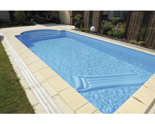 Rechteckiger Swimmingpool mit Treppe und Luftmatratze im Garten