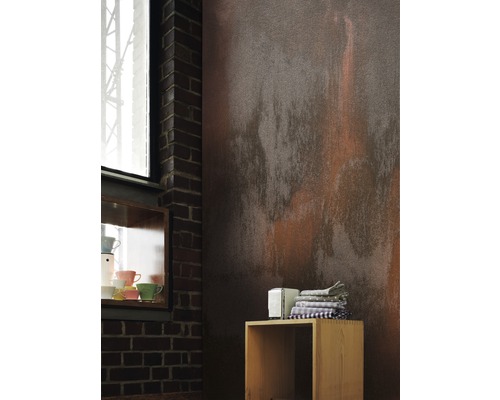 Innenraum mit gemusterter Wand, Holzwürfel und Regal mit Tassen