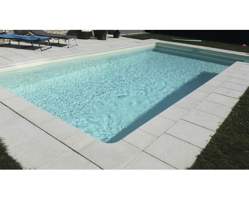 Schwimmbecken mit Steinumrandung im Garten