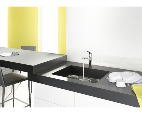 Évier de cuisine avec robinet dans une cuisine moderne