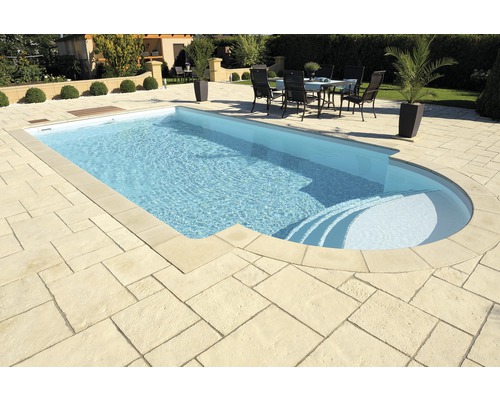 Schwimmbecken im Garten mit Sitzgruppe im Hintergrund