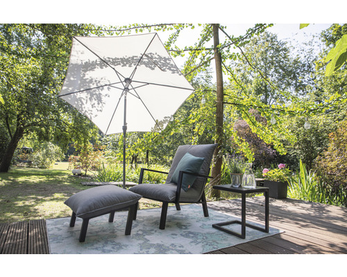 Szene mit Sonnenschirm, Sessel, Hocker und Beistelltisch auf einer Terrasse