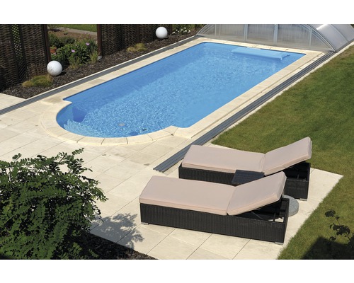 Piscine avec chaises longues dans le jardin