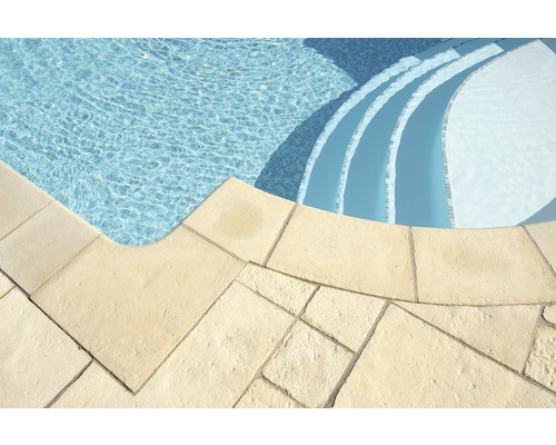 Vue détaillée d''une piscine avec bordure en pierre naturelle et escalier.